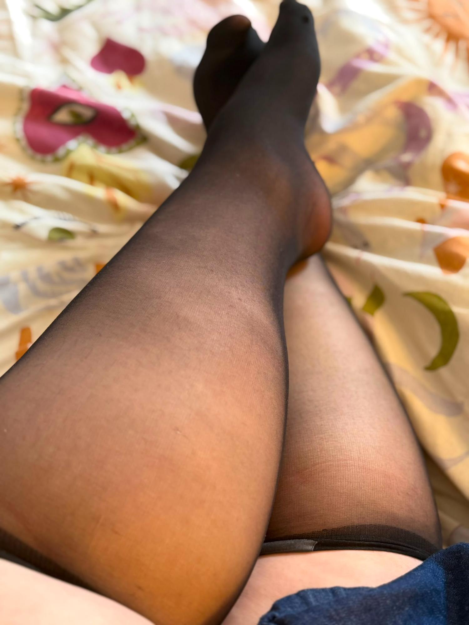 Huggy Light Compression Knee Socks - Black