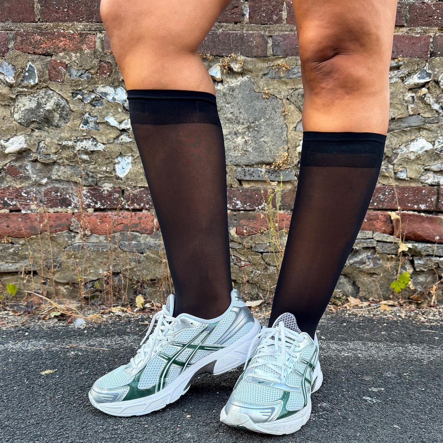 Huggy Light Compression Knee Socks - Black